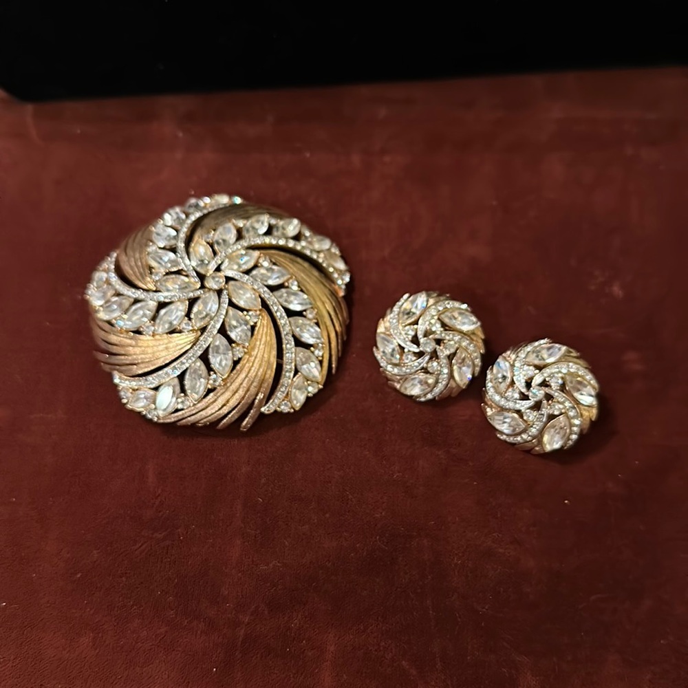 Stunning Vintage Brooch & Clip On Earrings